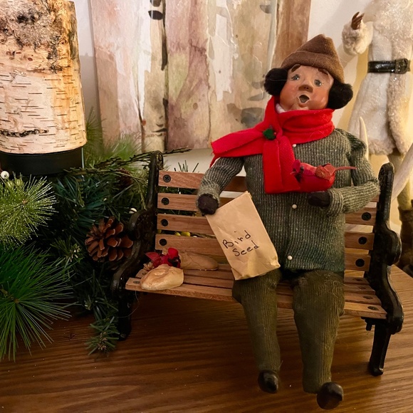 Byers Choice Cries of London Series Man on Bench Feeding the Birds - Picture 2 of 12